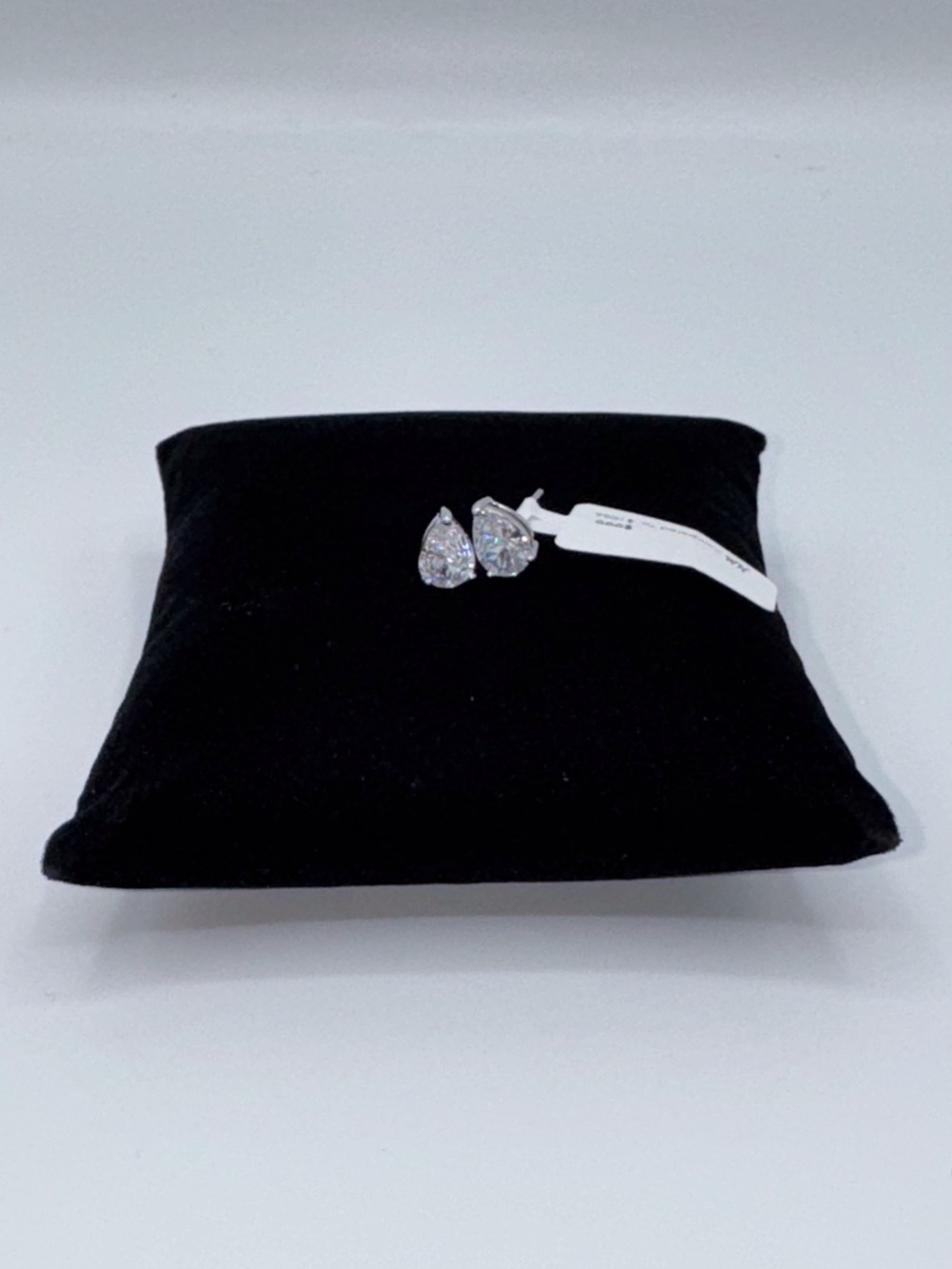 18k 0.75ct  Pear Cut Studs - Picture 13 of 13